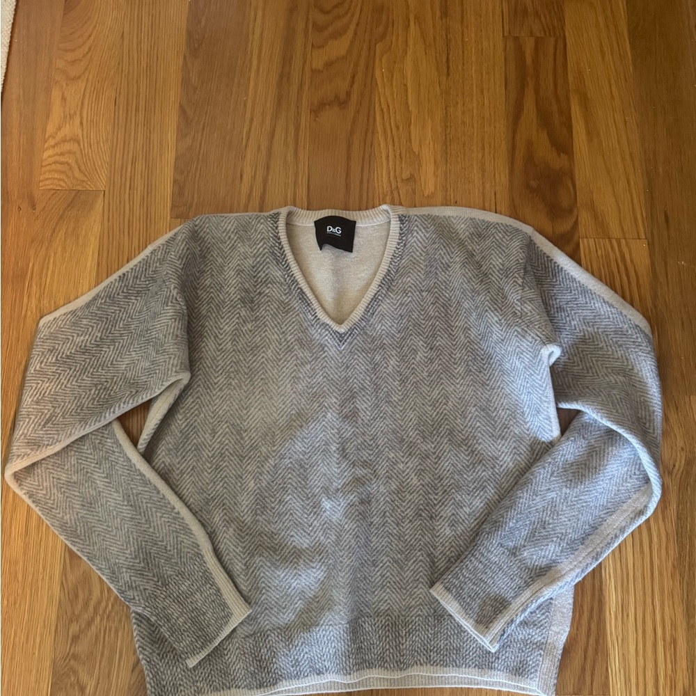 D&G Men's V-Neck Herringbone Sweater in Light Grey and Cream
